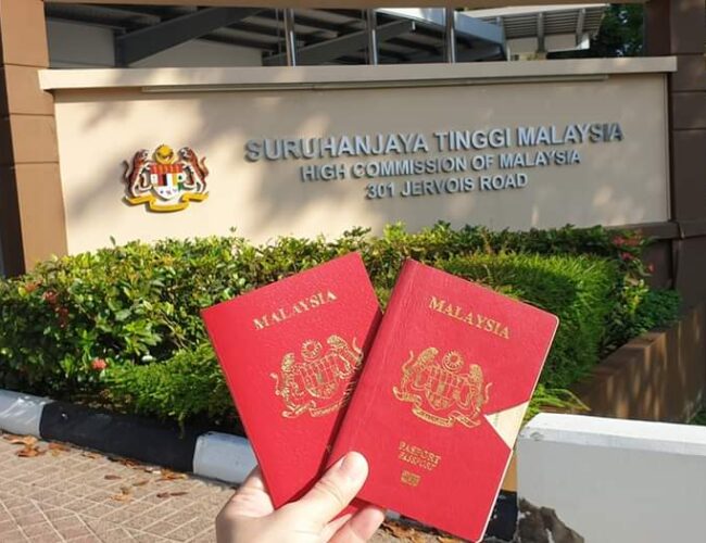 拿着马来西亚护照看过来~